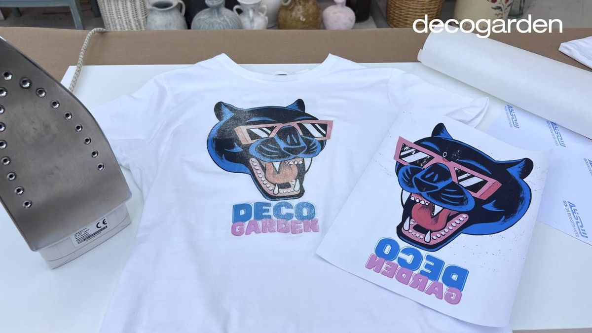 Camiseta personalizada con una ilustración de una pantera y las letras Decogarden.