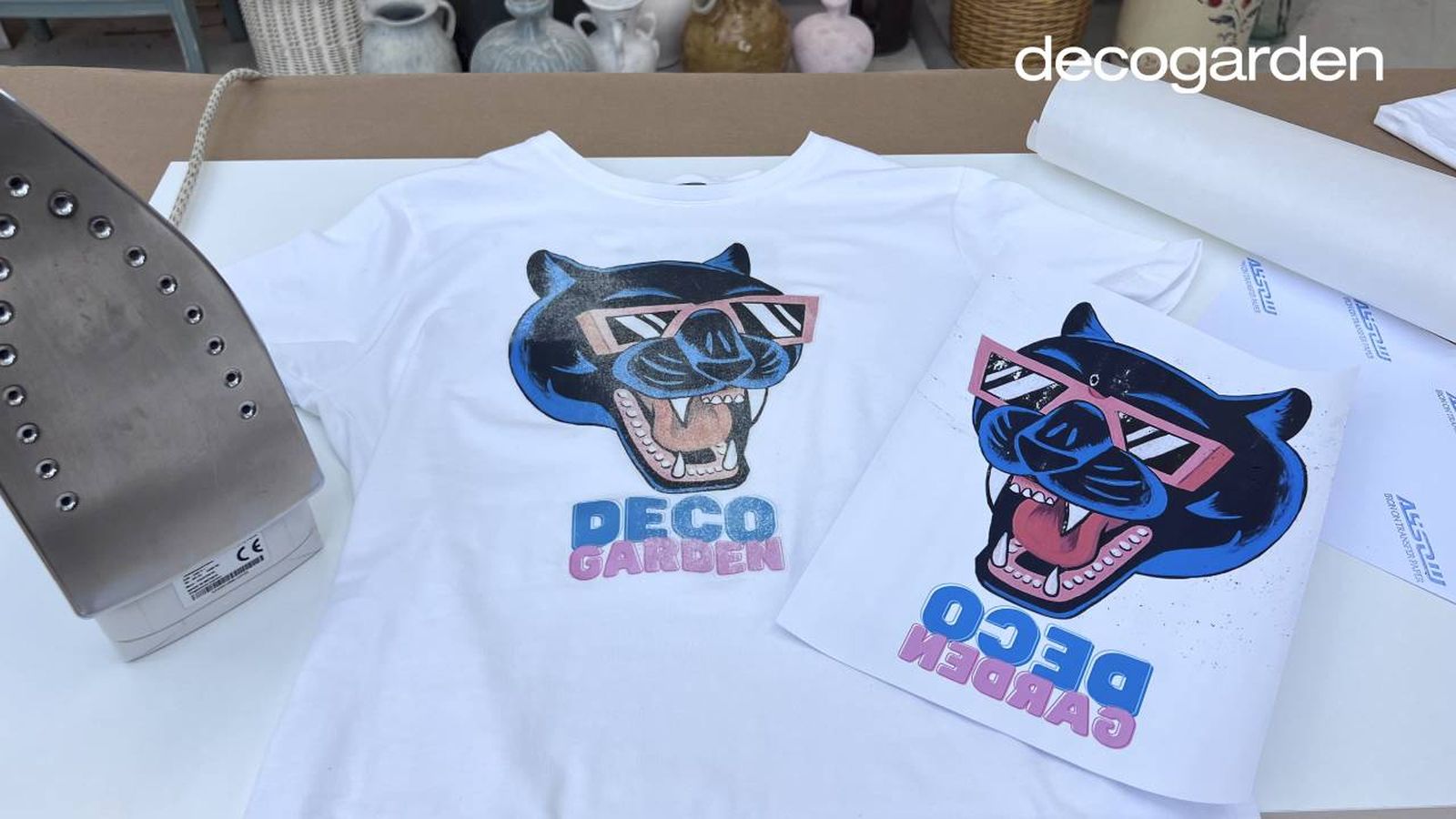 Camiseta personalizada con una ilustración de una pantera y las letras Decogarden.