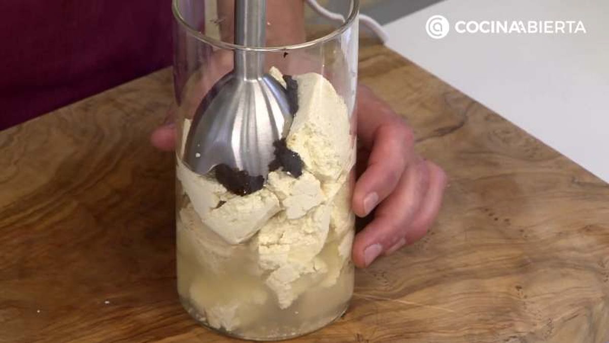 Tritura el tofu para la masa de la quiche