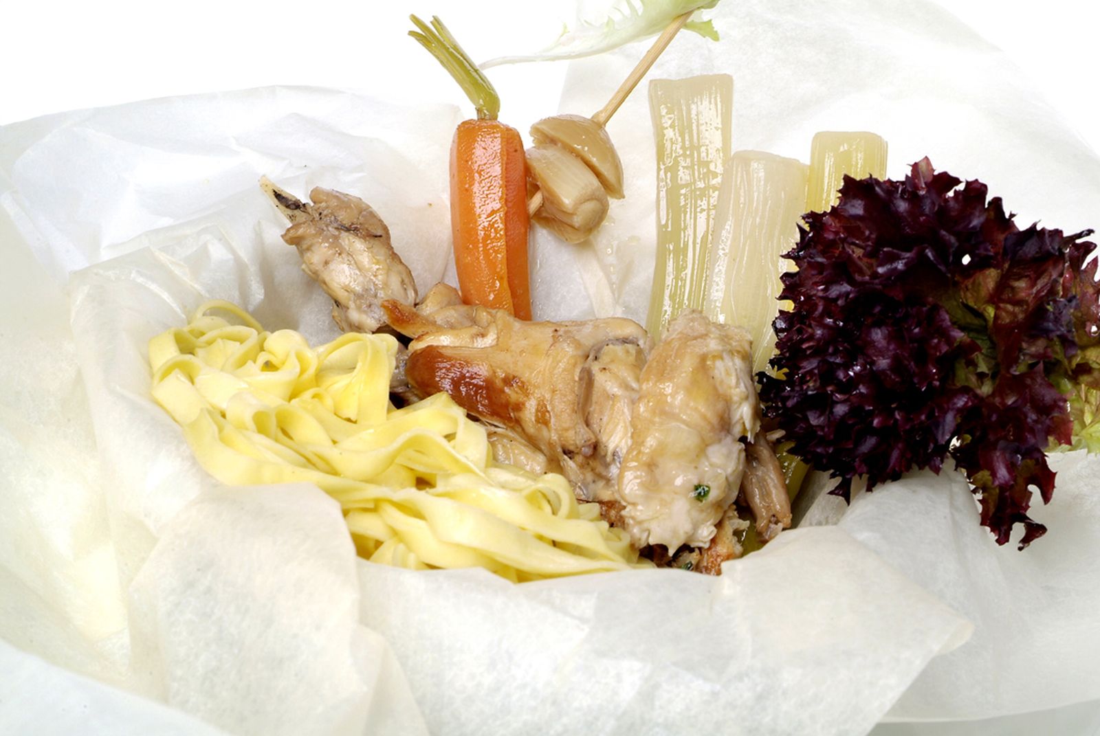 ESCABECHE DE CONEJO Y UNA ENSALADA