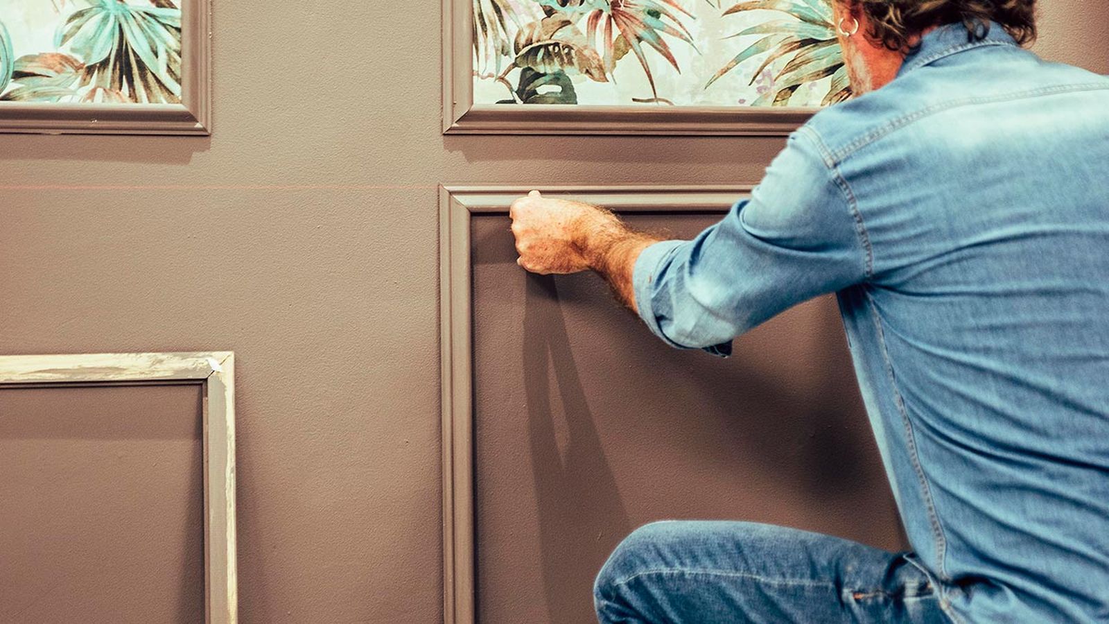 Decorar la pared con molduras de cuarterones paso 9
