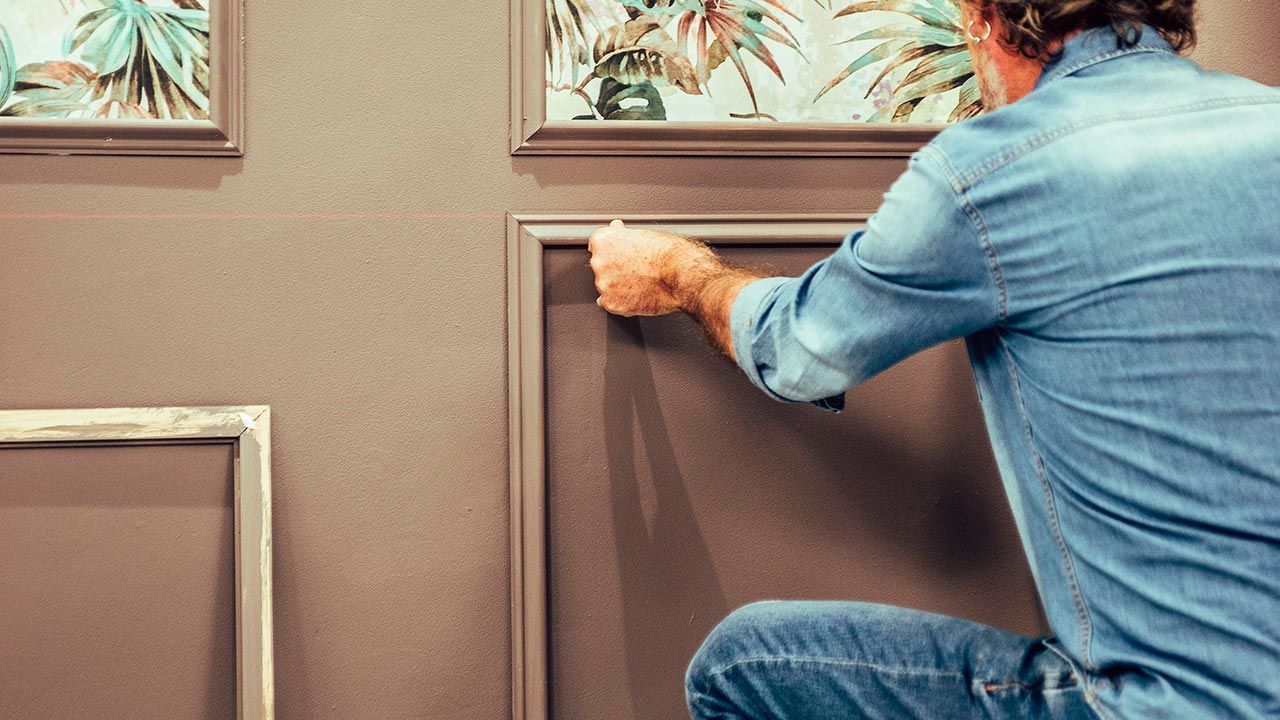 Decorar la pared con molduras de cuarterones paso 9