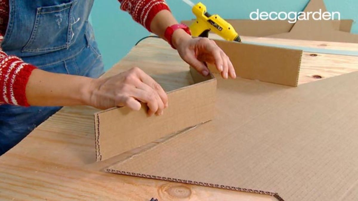Unir las piezas de la estrella de cartón para darle efecto 3D.