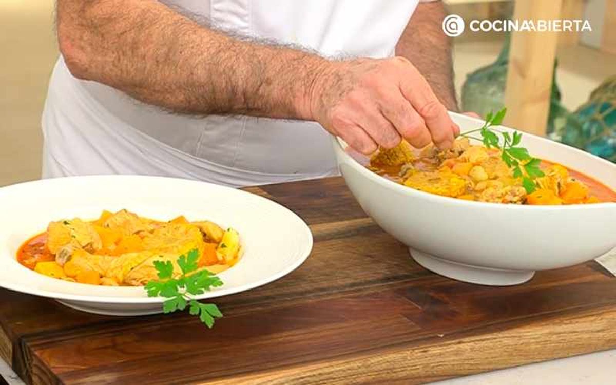 Sirve la carbonada de pollo