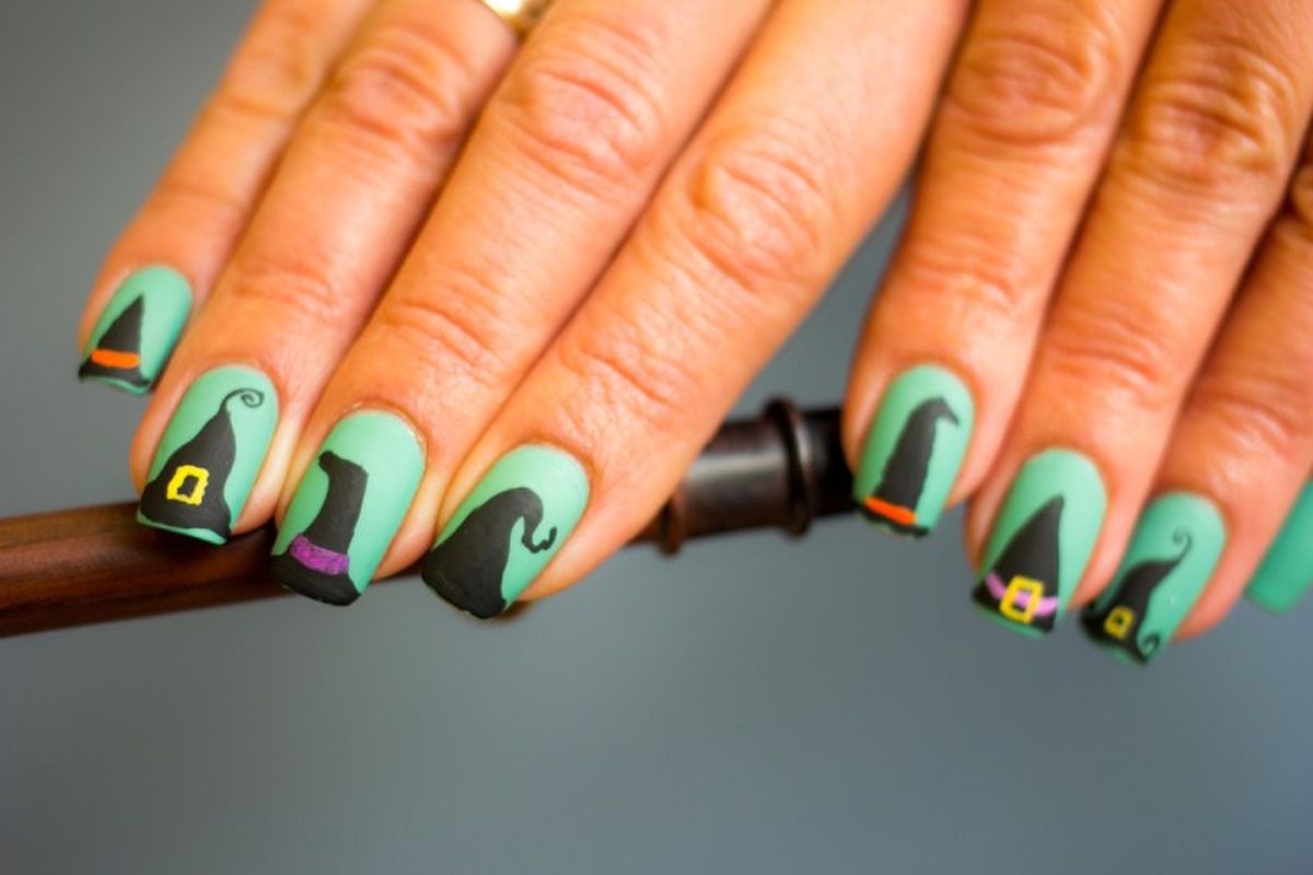 Uñas verdes con gorritos de brujas ideales para tu disfraz de Halloween