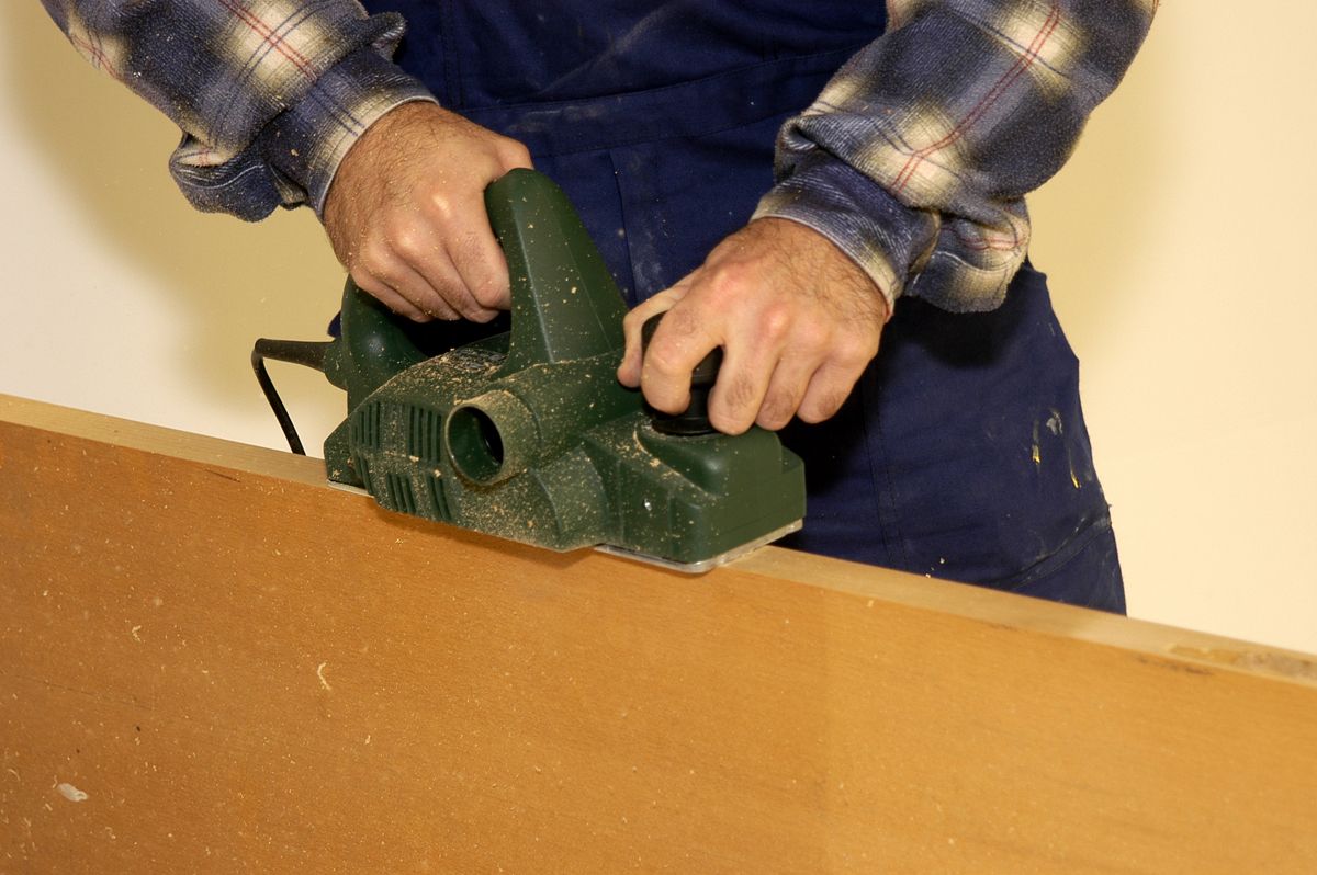 Ajustar o cepillar una puerta paso 3