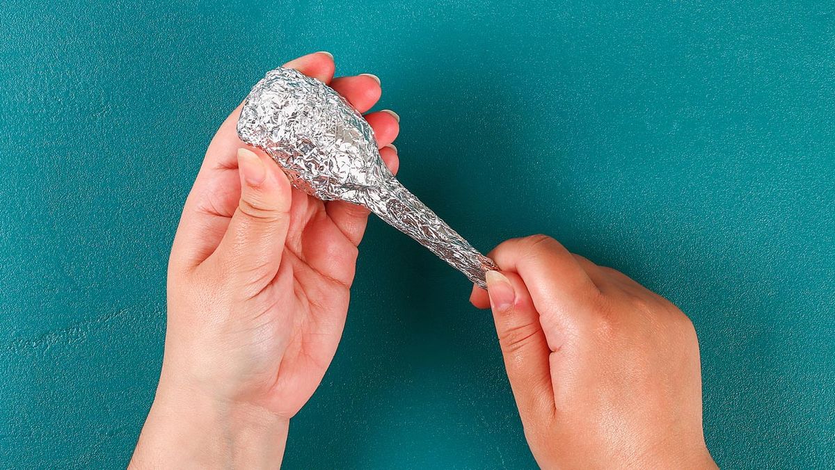 como hacer maracas con cucharas de plastico paso 3