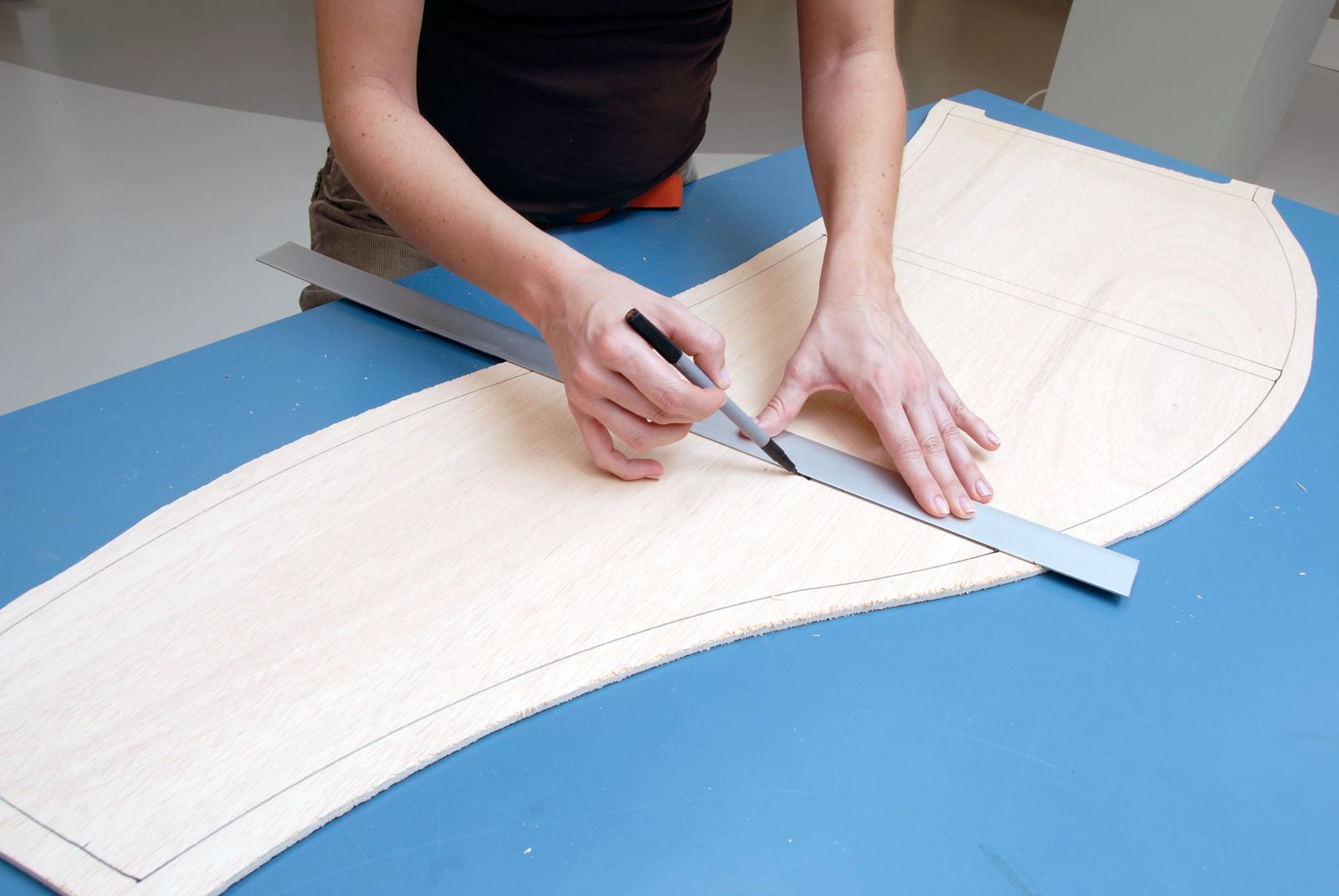 Cómo hacer una lámpara de pie de madera y papel paso 3