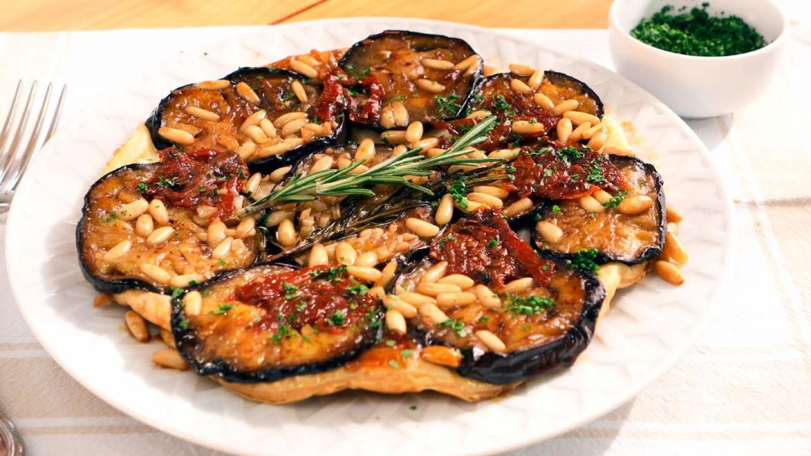Deliciosa tarta tatin de berenjena y piñones que sorprenderá a tus invitados