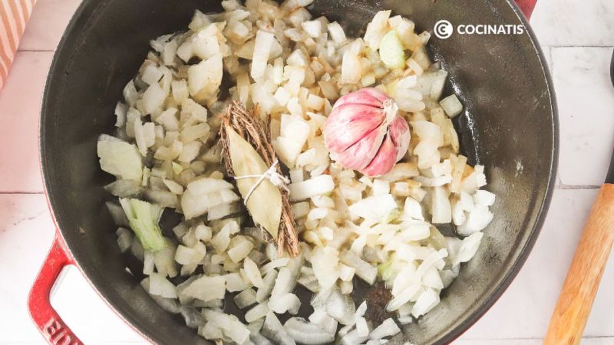 Pochamos la cebolla junto con el ajo y las hierbas