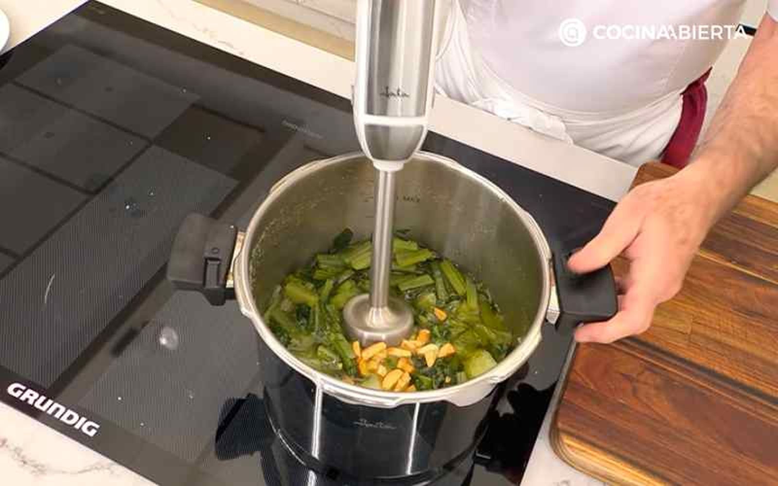 Tritura la borraja con las patatas cocidas