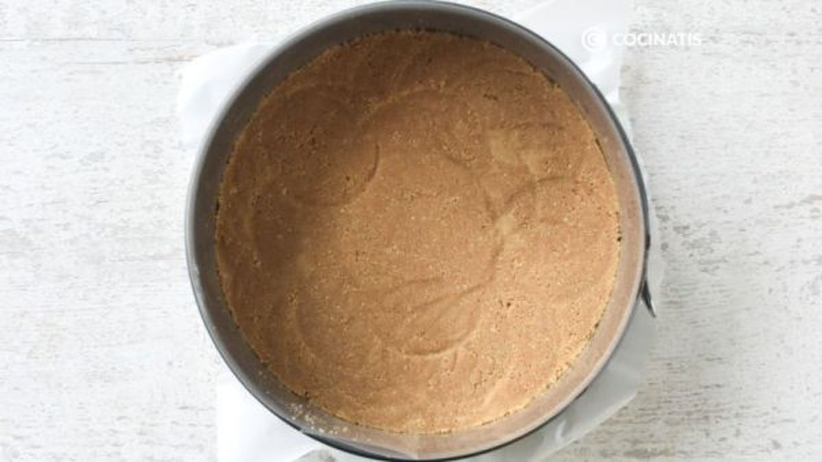Preparamos la base de galletas para la tarta
