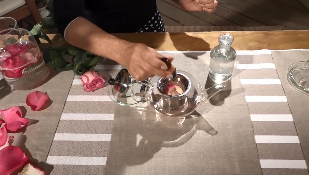 como hacer agua de rosas esencia pura