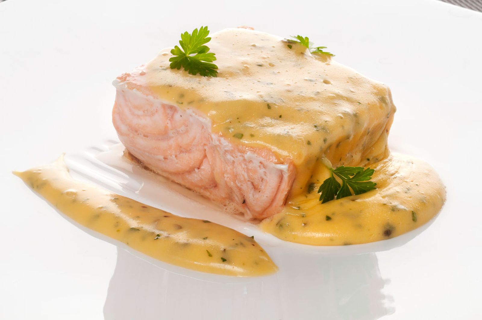 232 (1048) Salmon con salsa bearnesa xl