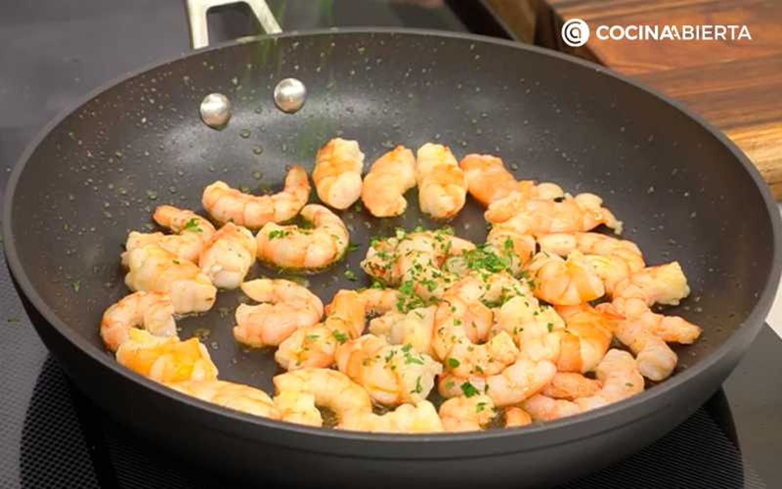 Saltea las gambas y los langostinos