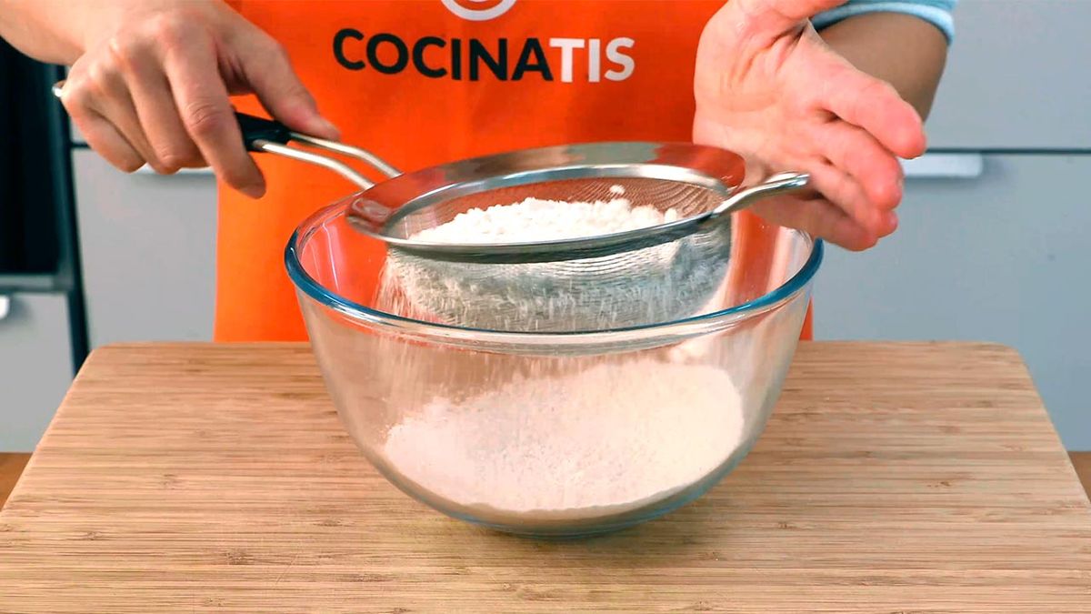 Trucos y recetas para hacer las croquetas perfectas  tamizar la harina