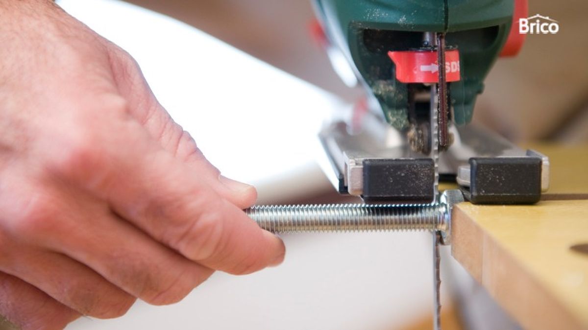 Utilizar una sierra de calar para cortar la cabeza del tornillo