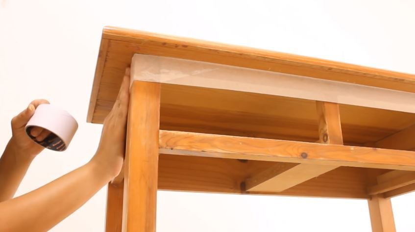 Envejecer mueble de madera con efecto pintura a la tiza paso 2