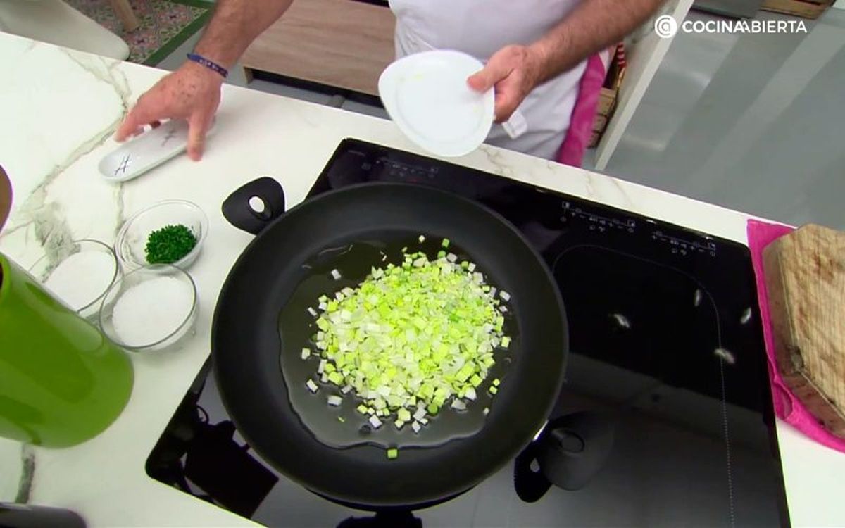 Pica finamente los puerros y los ajos, y sofríelos