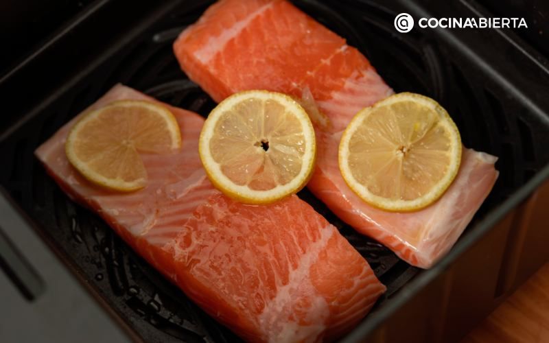 Coloca tres rodajas de limón sobre los filetes