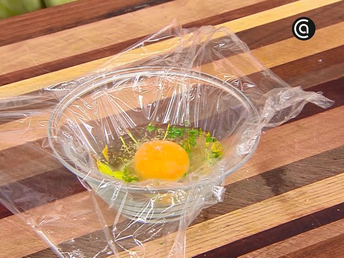 Cómo hacer huevos poché con film - Cubre un bol con film y añade aceite de oliva
