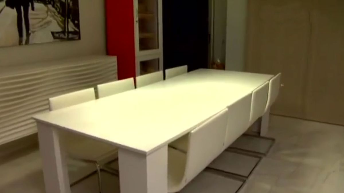 Vivienda domotizada y de diseño mesa