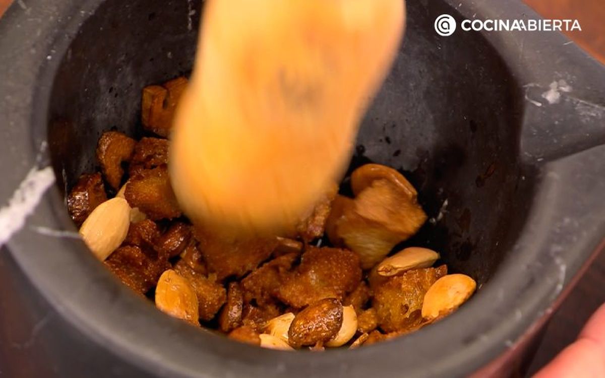 Tritúralos hasta conseguir una pasta uniforme