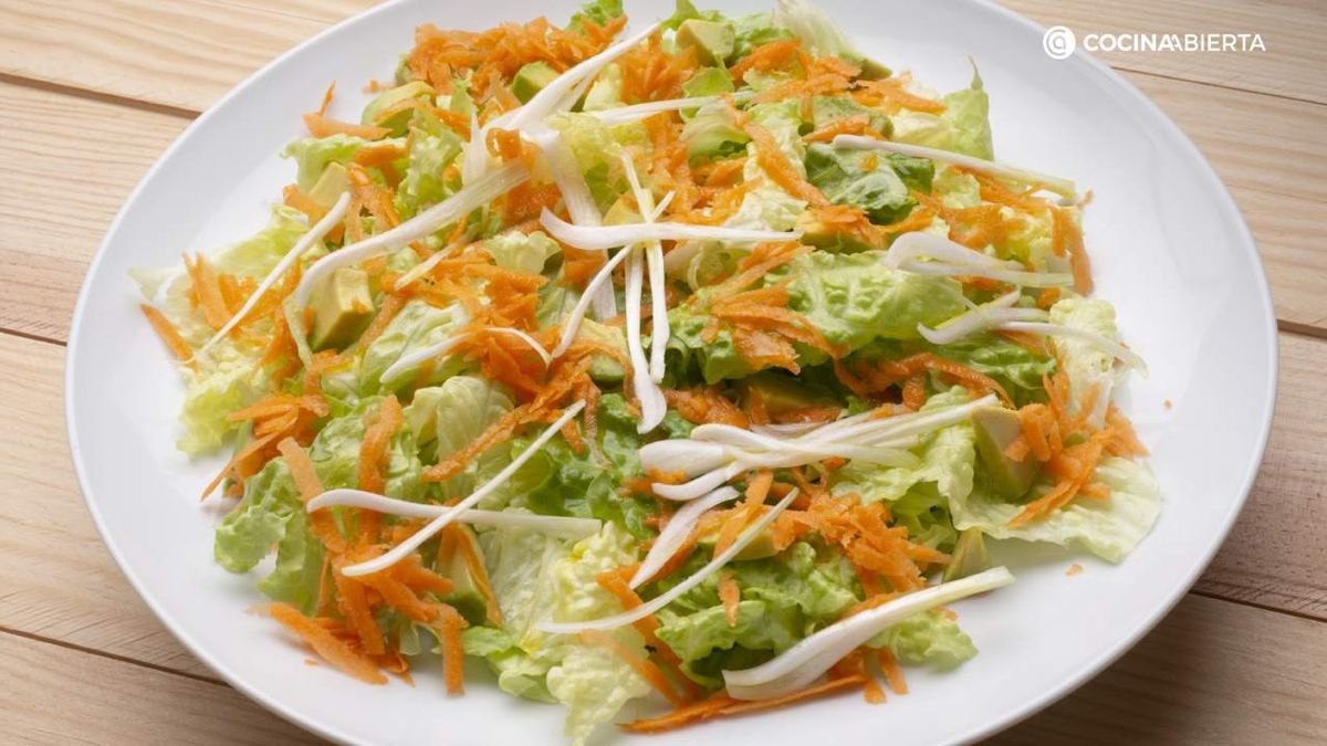 La ensalada de lechuga, zanahoria y aguacate es un plato fácil, rápido y saludable