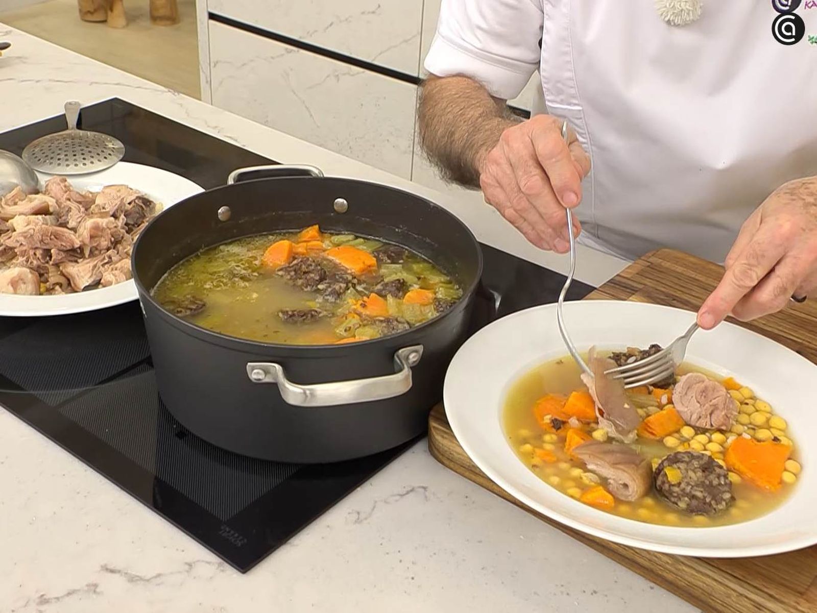 Sirve los garbanzos con arroz y pellejo
