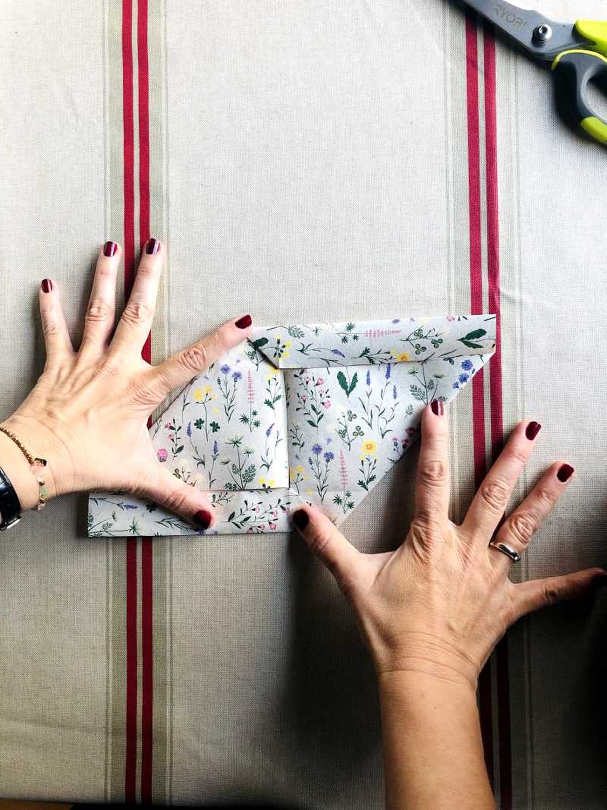 Sobre de papel floral.