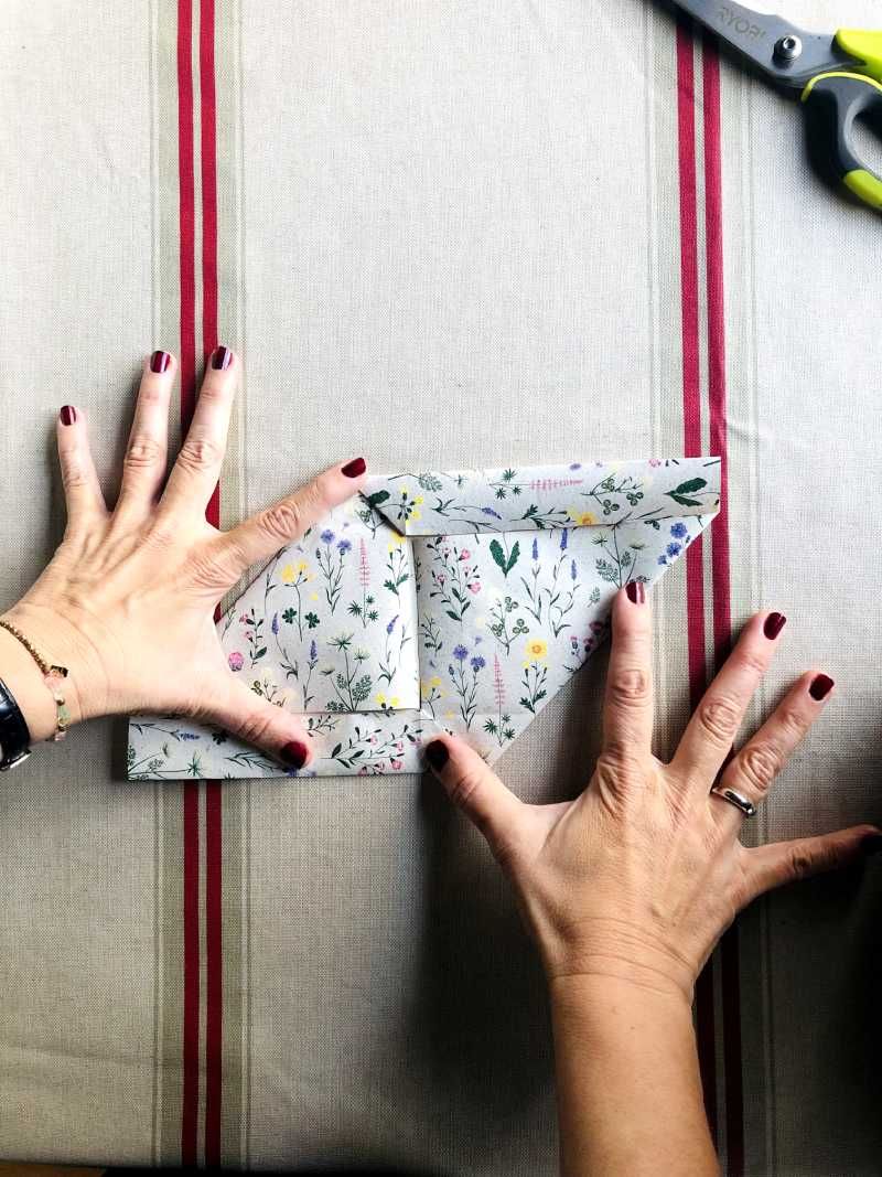 Sobre de papel floral.