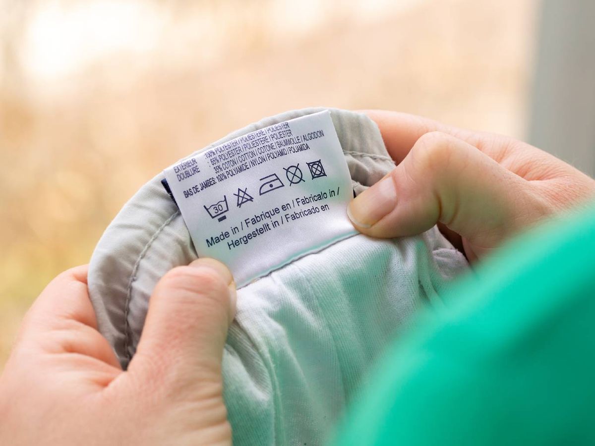 Consultar las etiquetas de la ropa es fundamental si no quieres llevarte disgustos.