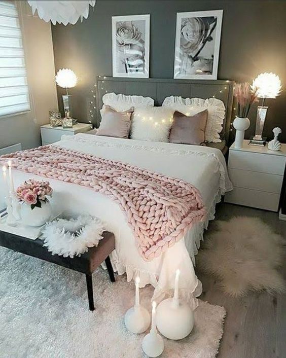 cama con cojines combinando tres colores 2