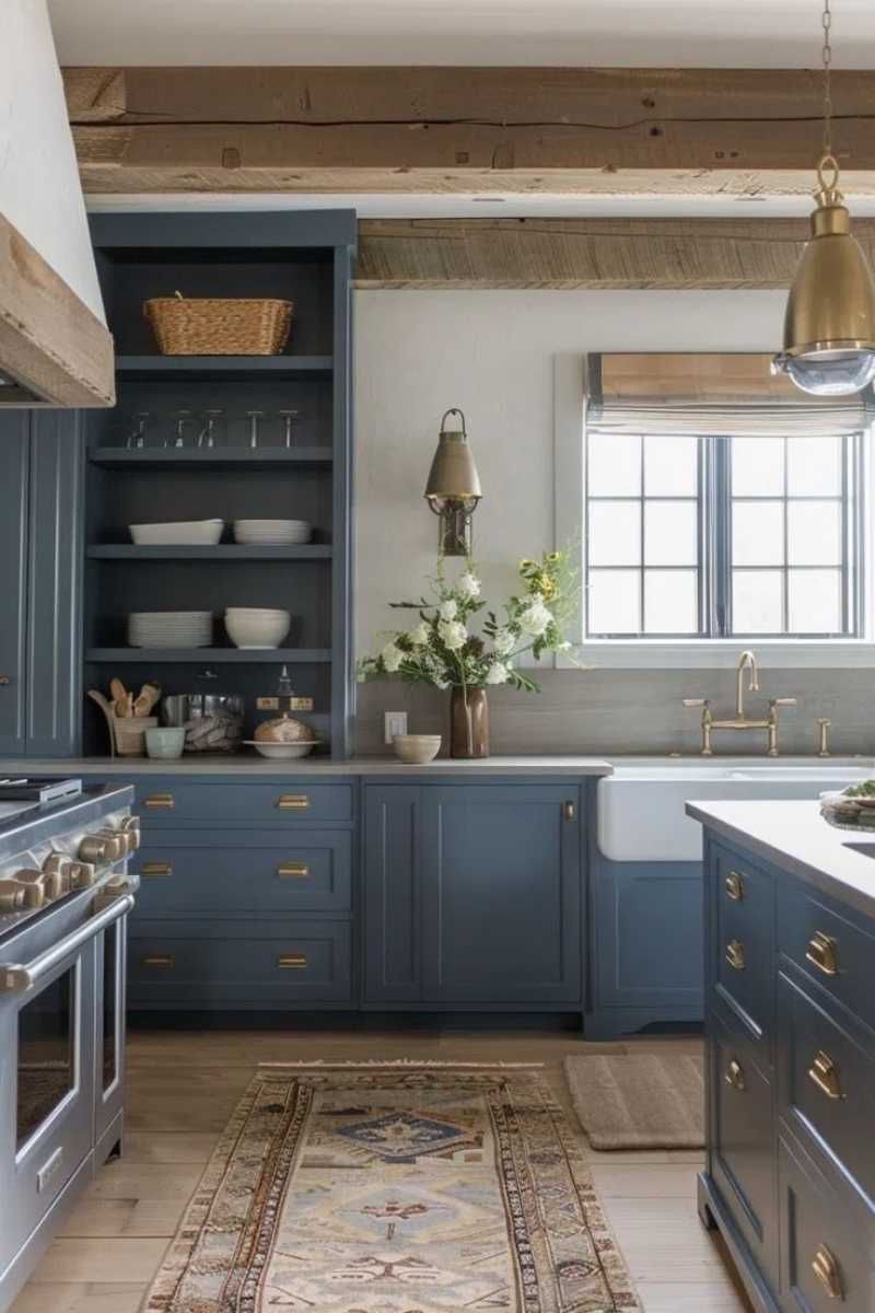 Cocina elegante con muebles azules.