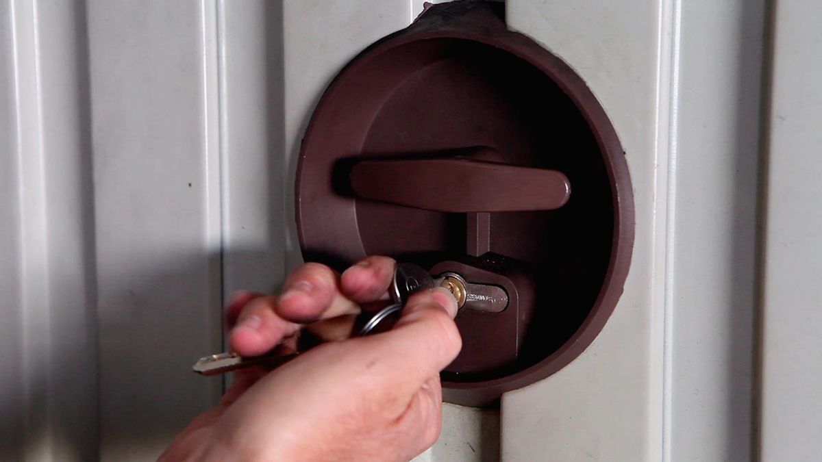 Cambiar bombín de puerta de garaje paso 8