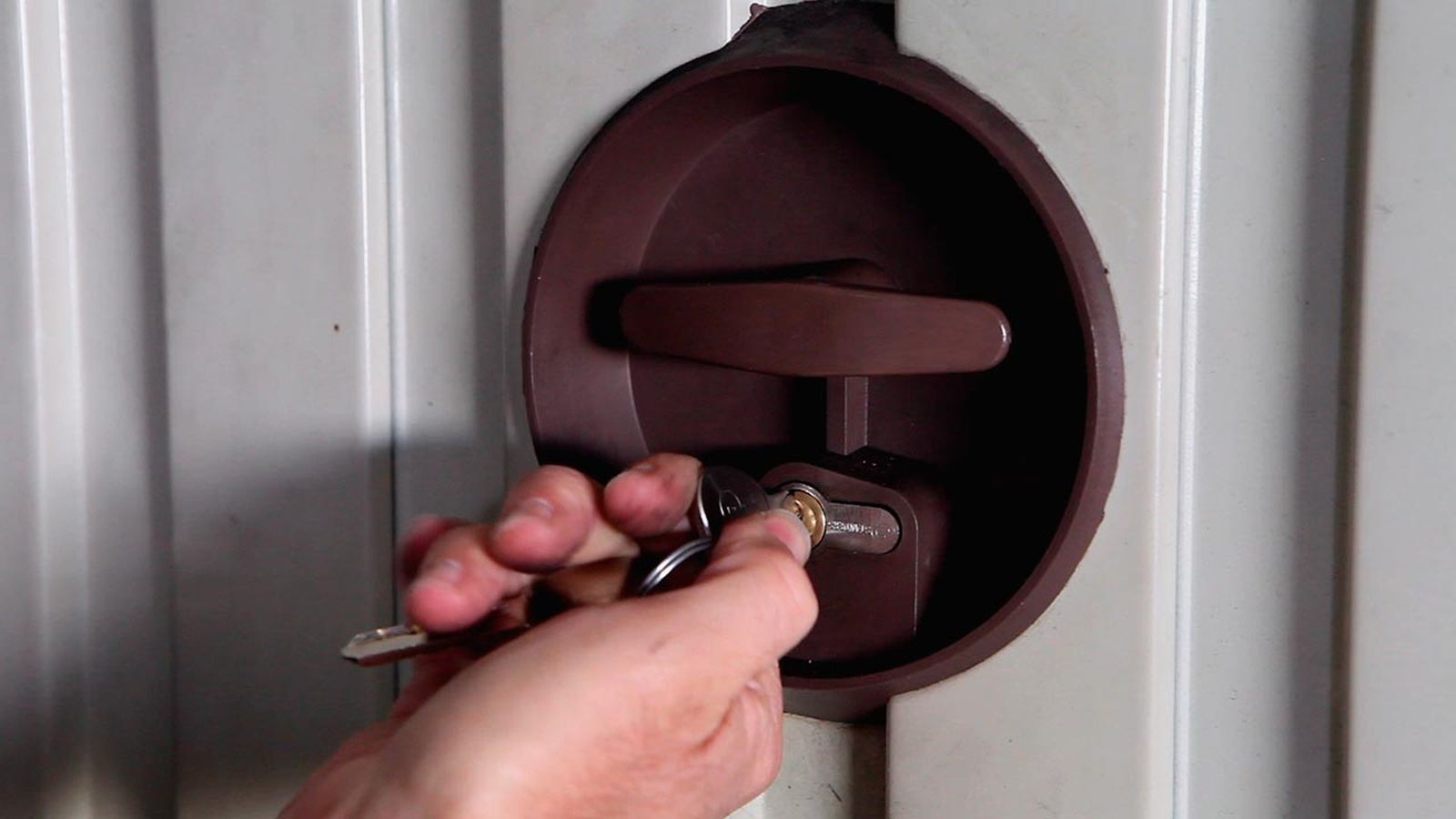 Cambiar bombín de puerta de garaje paso 8