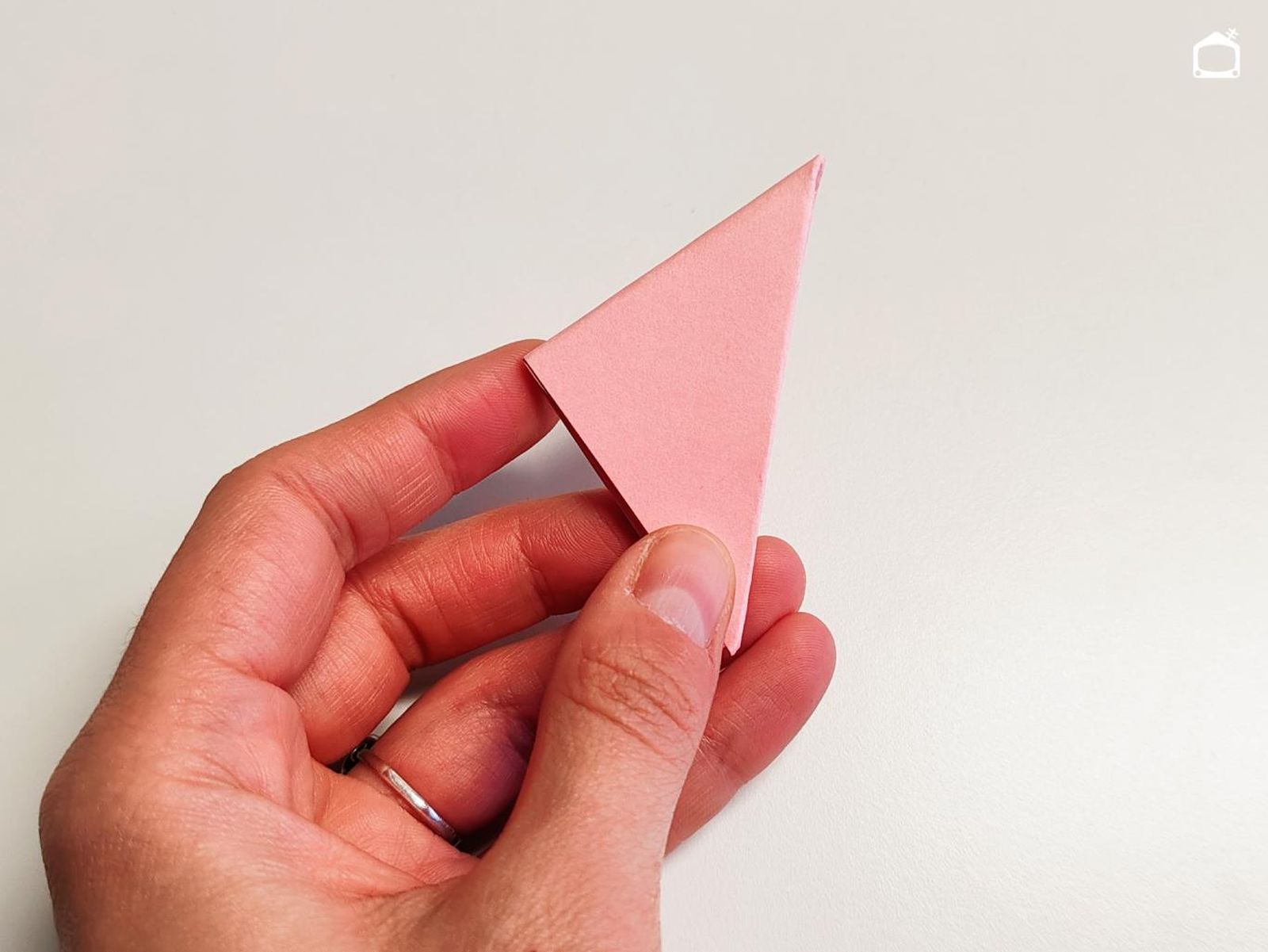 Segundo paso para hacer flores de papel.