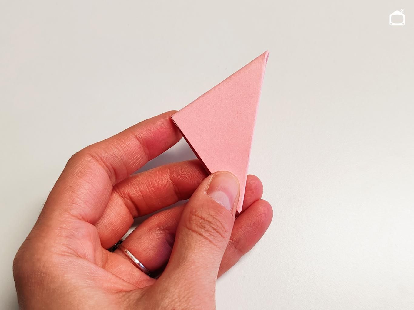 Segundo paso para hacer flores de papel.
