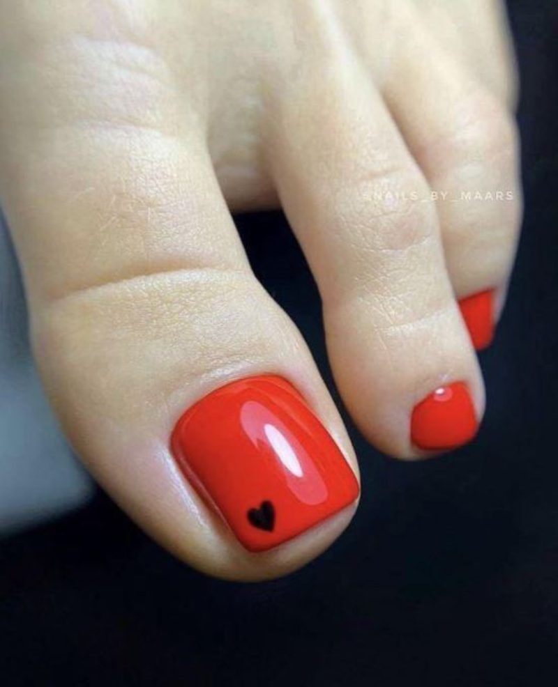 Pedicura roja con detalle de corazón