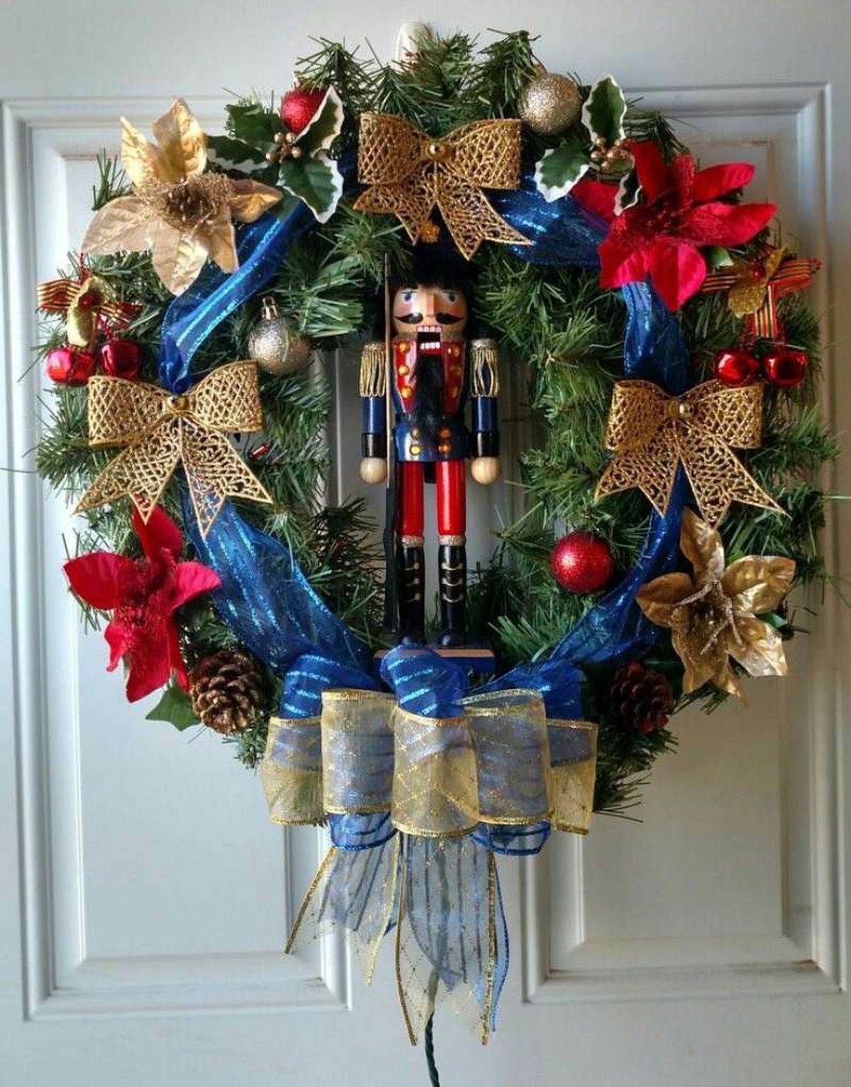 Corona navideña con adornos azules marinos.