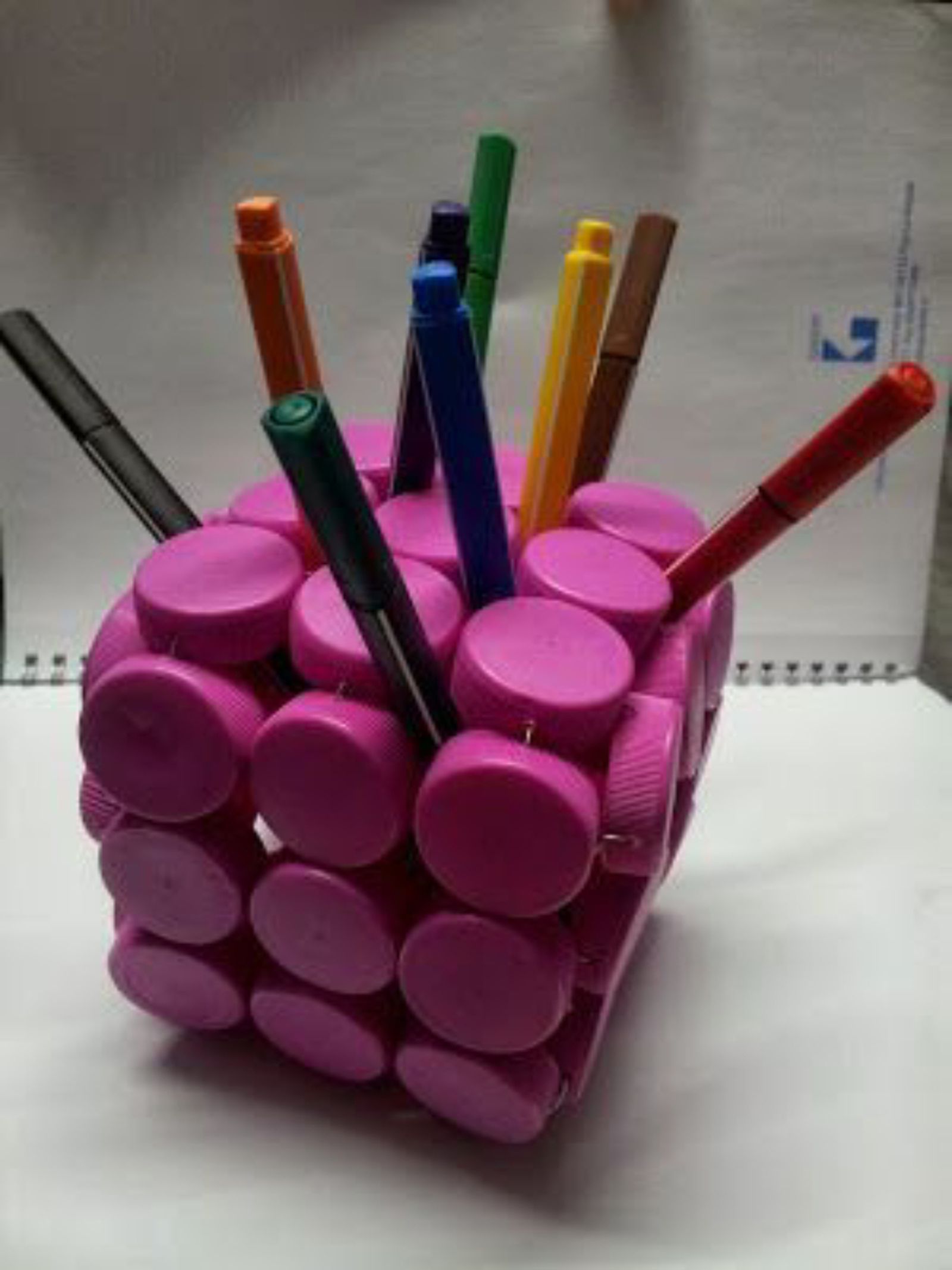 Portalápices cubo reutilizando tapones de plástico.