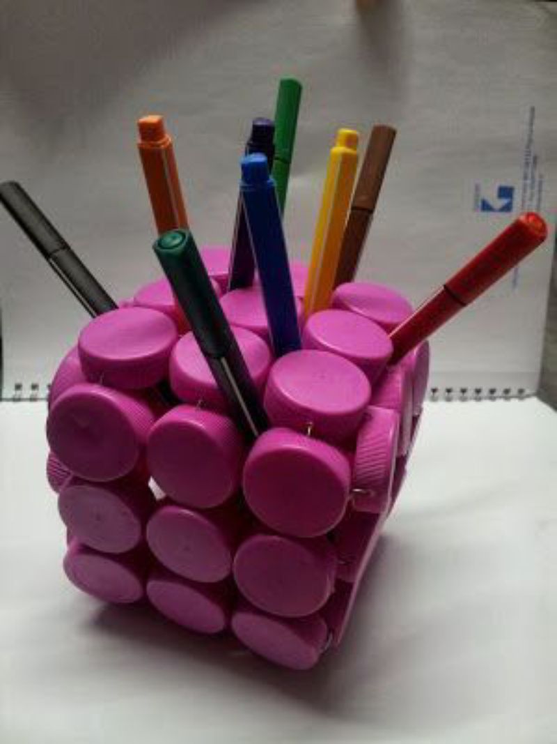 Portalápices cubo reutilizando tapones de plástico.