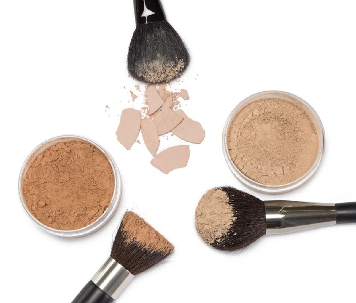 Utiliza una brocha grande para aplicar los polvos de maquillaje