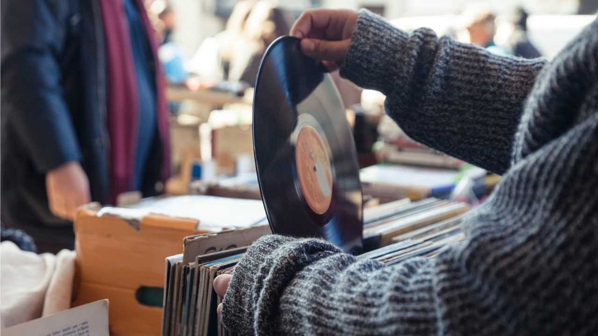 Mujer con un disco de vinilo.