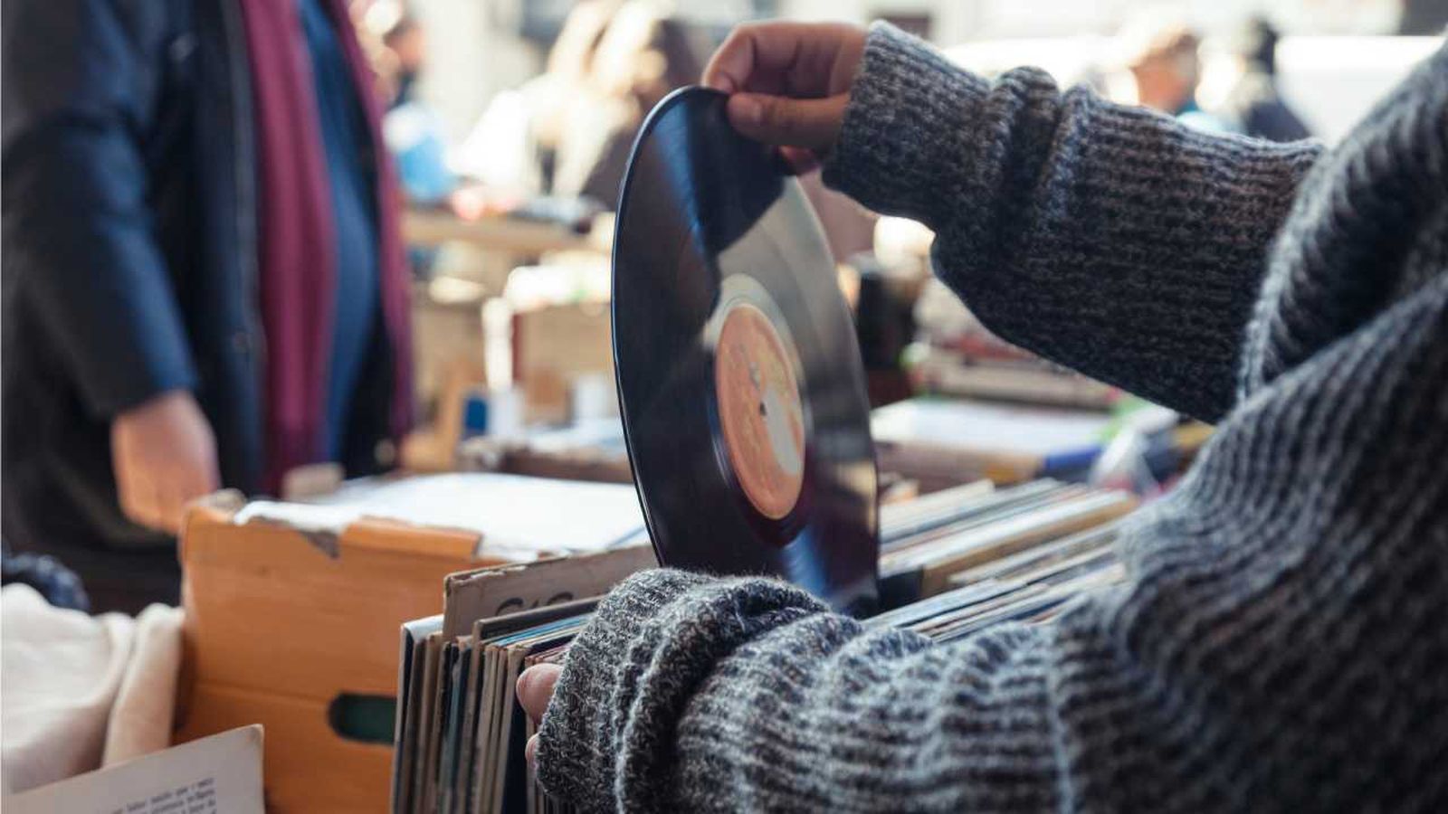 Mujer con un disco de vinilo.