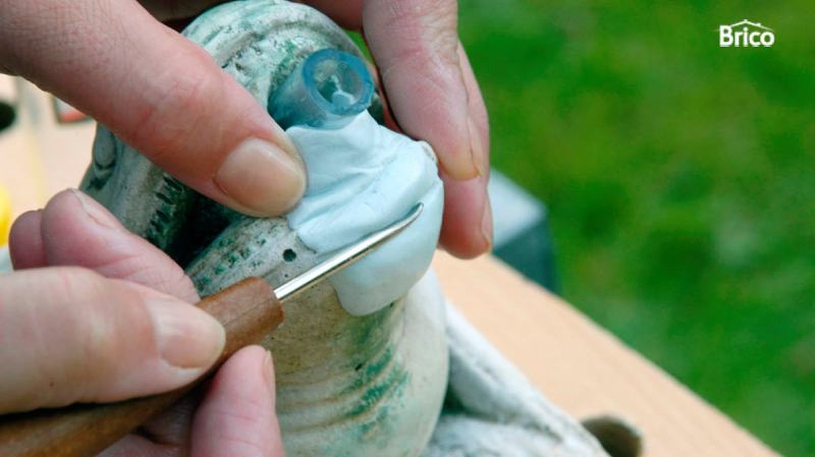 Reparar una figura de piedra con el buril
