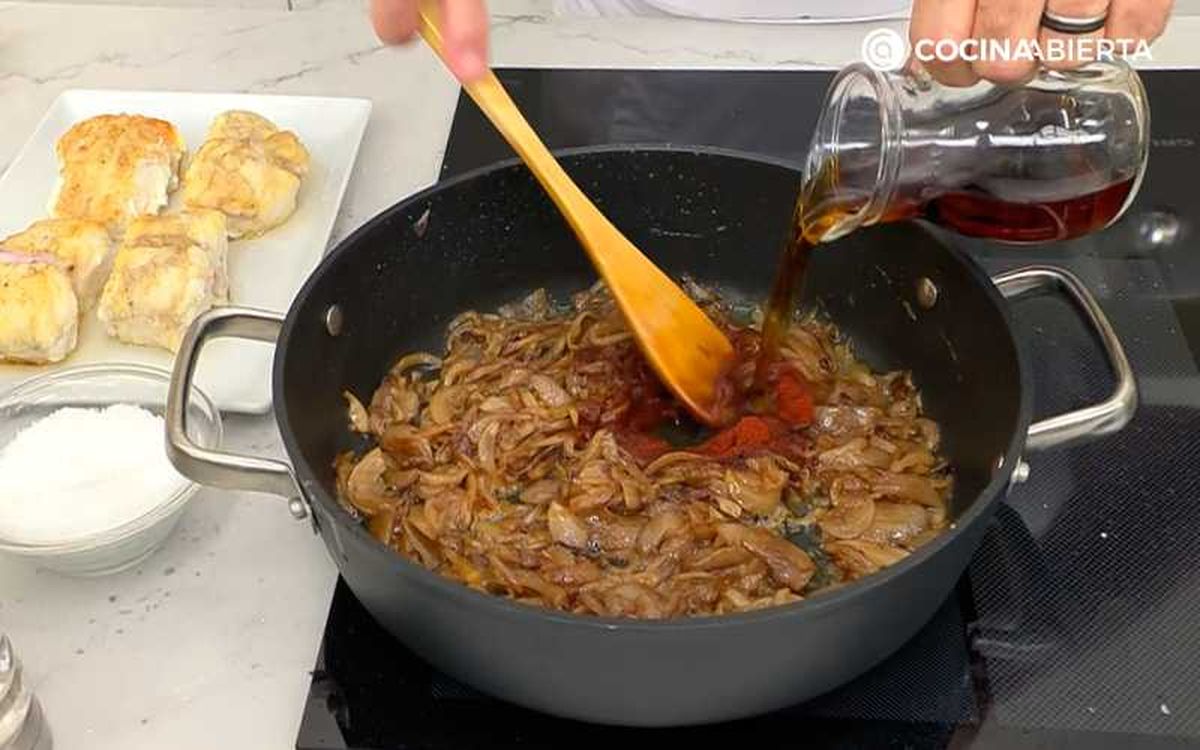 Añade el vino rancio