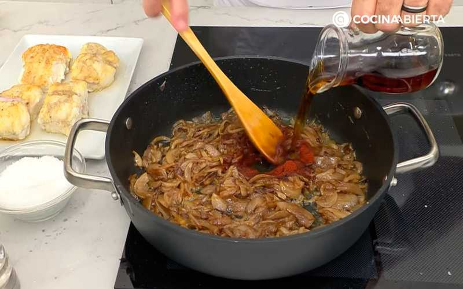 Añade el vino rancio