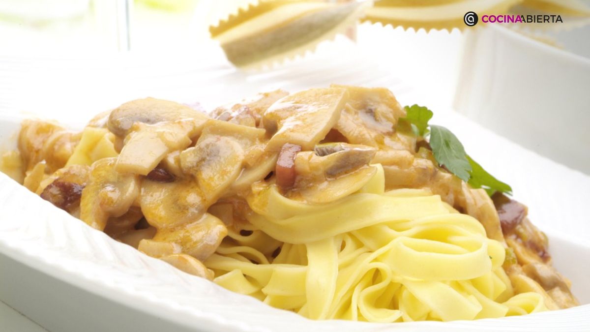 Prepara en pocos minutos un plato de pasta con champiñones y jamón