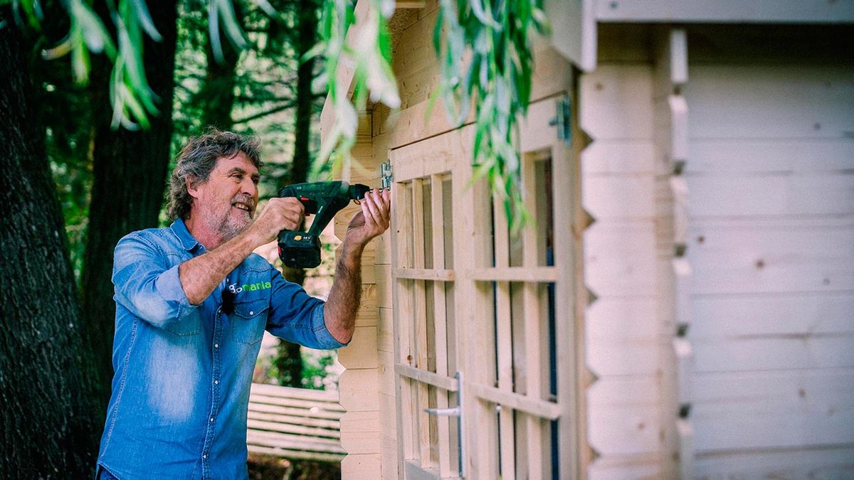 Cómo montar una caseta de madera para el jardín paso 11